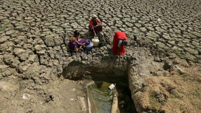 Женщины пытаются набрать воду