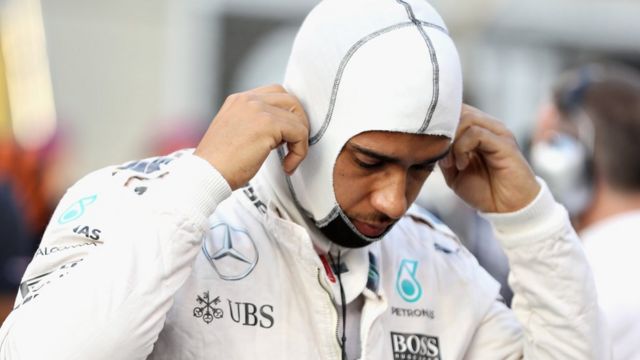 Lewis Hamilton a ignoré des ordres de l'équipe et risque d'être sanctionné par Mercedes.