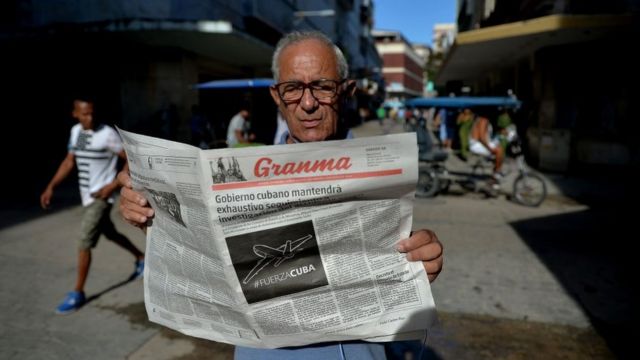 Hombre leyendo el Granma