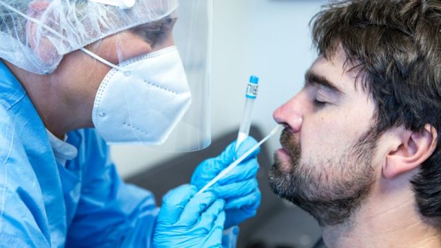 鼻腔注入新冠病毒 英国“人体挑战”试验得出最新结果(photo:BBC)