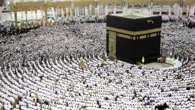 Aba Islamu bari mu bisabisho mu kibanza ca Kaaba ku musigiti mukuru wa Mecca