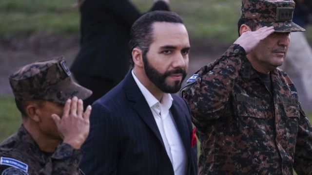 El presidente salvadoreño, Nayib Bukele, llega al complejo militar para asistir a la ceremonia de graduación de los nuevos soldados de las Fuerzas Armadas salvadoreñas en San Salvador.