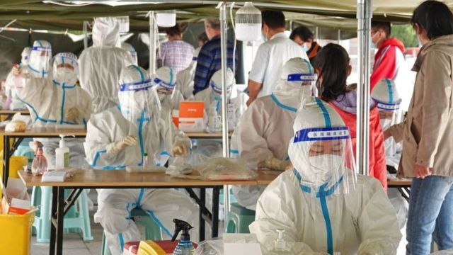Chandong eyaletinde toplu testler üzerinde çalışan sağlık uzmanları .