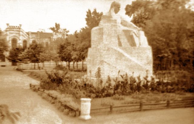 Таким був пам'ятник Т. Шевченку в Сумах, встановлений 1926 року і пізніше демонтований за вказівкою Хрущова