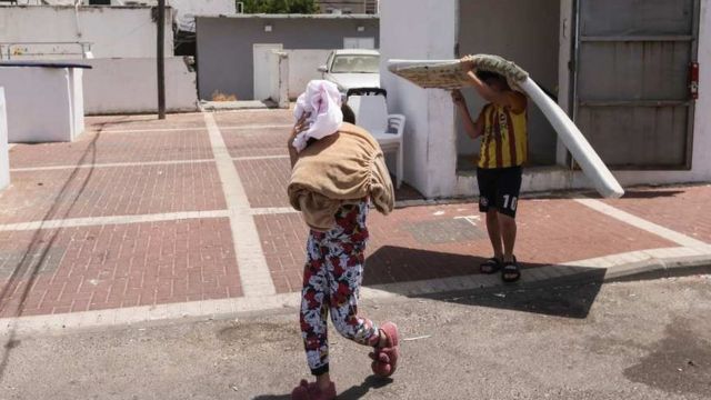 इस्रायली मुली आश्रयगृह सोडताना