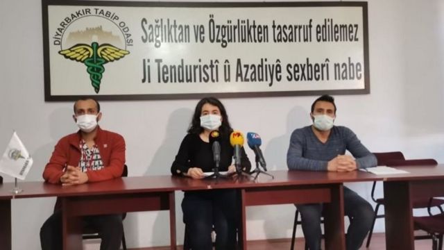 Diyarbakır Tabip Odası Başkanı Elif Turan (ortada) aşı konusunda Kürtçe ve Türkçe bilgilendirme videoları hazırladıklarını anlatıyor
