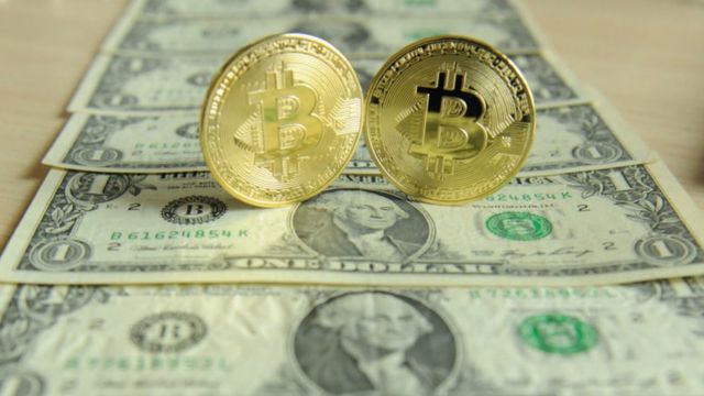 Bitcoin et dollars