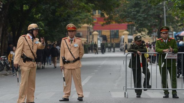 Cảnh sát chặn một con phố dẫn đến Tòa án Nhân dân Hà Nội, 2016.