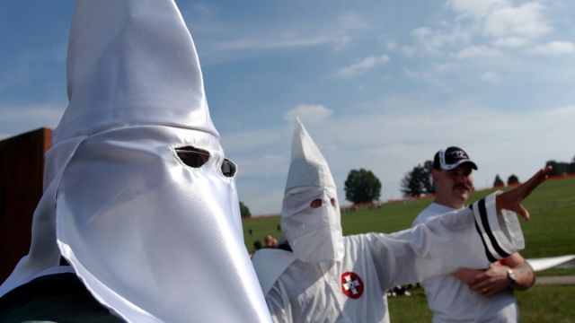 Miembros del Ku Klux Klan participan en un mitin neonazi.