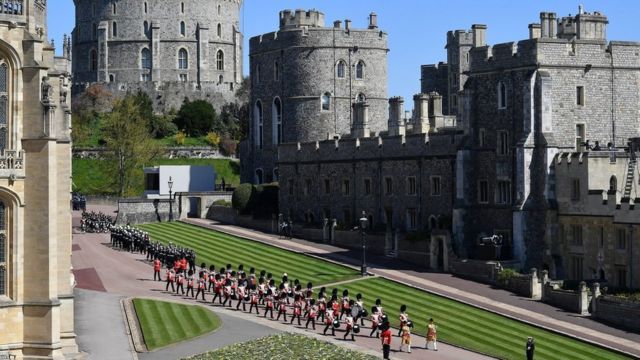 Bandas militares caminan en los terrenos del Castillo de Windsor en el funeral del príncipe Felipe.