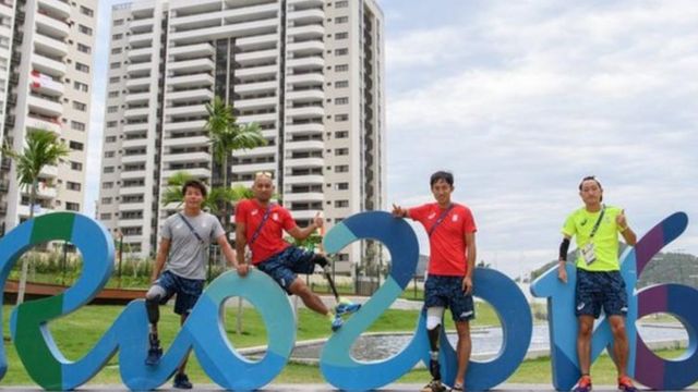 選手村で記念撮影する日本人選手たち