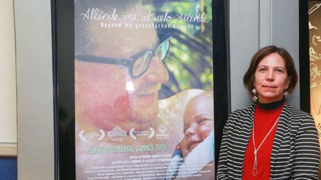 Marcia Tambutti frente al afiche de su documental sobre Allende