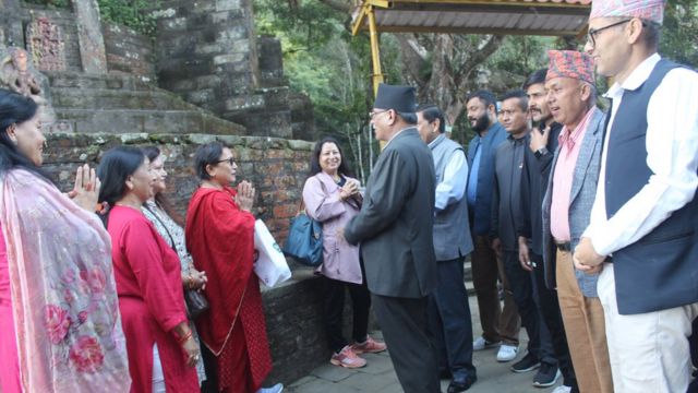 गोरखामा मतदातासँग कुरा गर्दै माओवादी अध्यक्ष पुष्पकमल दाहाल