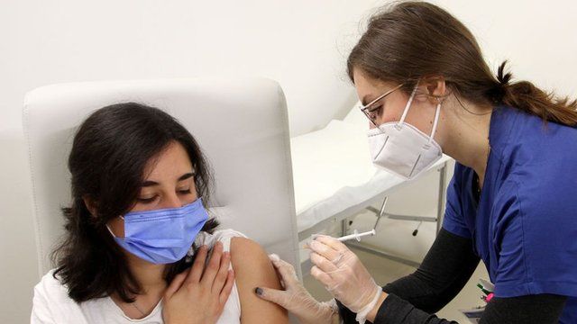 Aplicação de vacina contra covid na Itália