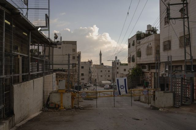 H2にはイスラエルの検問所や部隊の詰め所、防御壁などが100カ所以上置かれている