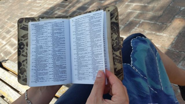 Imagem de pessoa lendo a Bíblia