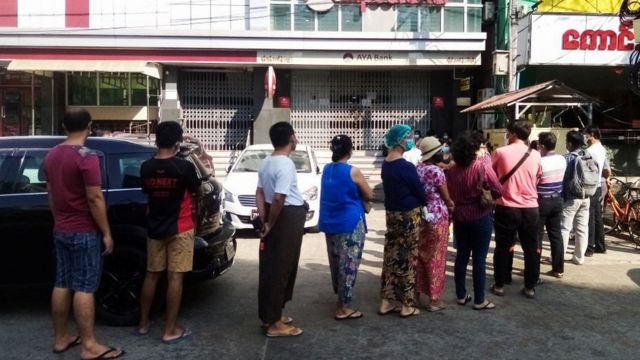 Una fila de personas ante un banco en Rangún, Myanmar, 1 de febrero de 2021