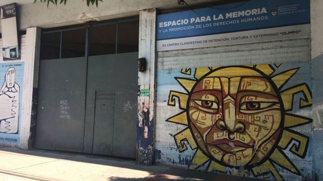 portas da antiga prisão El Olimpo