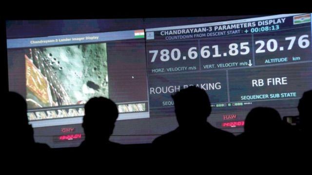 インドの無人探査機が月の南極に着陸 世界初 - BBCニュース