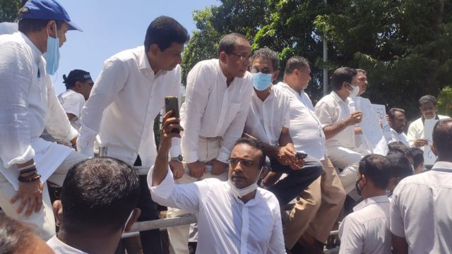 கொழும்பு சுதந்திர சதுக்கத்தில் போராட்டத்தில் ஈடுபடும் எதிர்க்கட்சியான ஐக்கிய மக்கள் சக்தி.