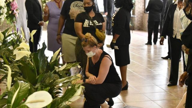 People pay their respects to George Floyd before a memorial service in Raeford, North Carolina (6 June 2020)