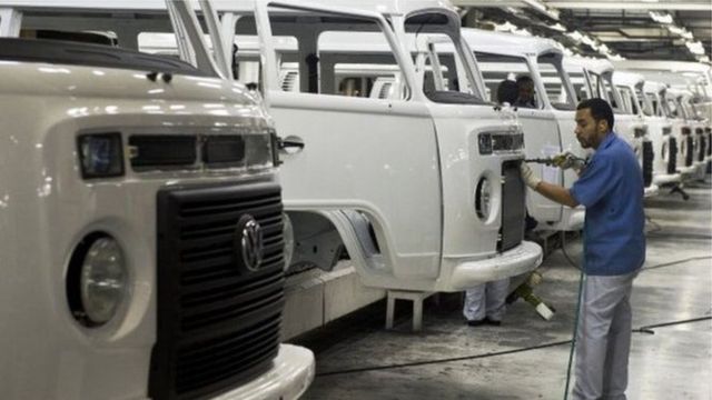 Funcionário monta Kombi em linha de montagem