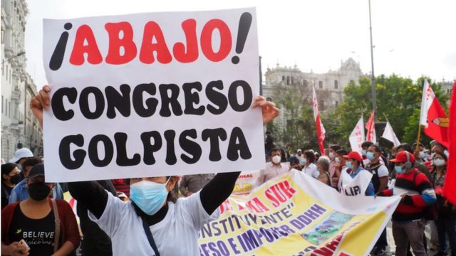 Manifestantes contra el Congreso peruano.