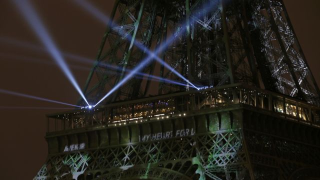 COP21開催を歓迎するライトアップがパリのエッフェル塔を彩った(29日)