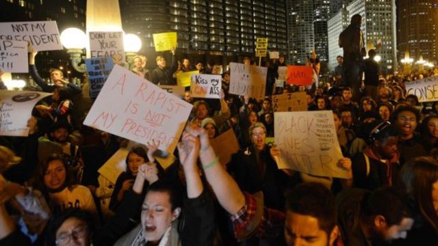 Trump-a qarşı olan yüzlərlə etirazçı nümayiş keçirib