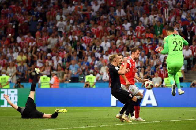 Хорватський воротар Данієль Субашич відбиває атаку росіянина Андрія Дзюби