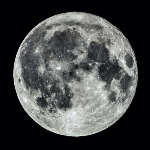 Luna llena con muchas características lunares visibles, como cráteres, crestas y mares.