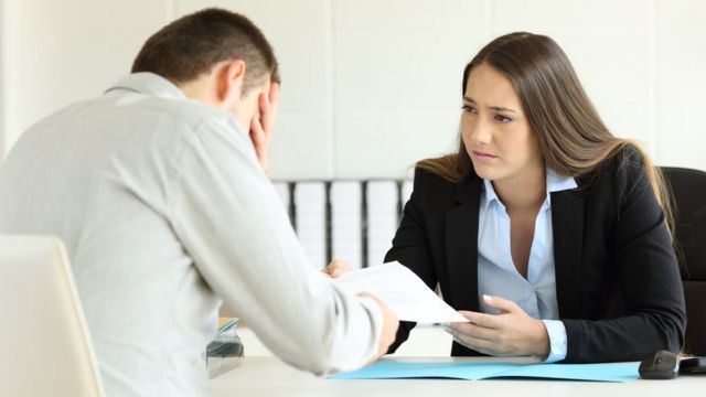 Dos personas en un escritorio