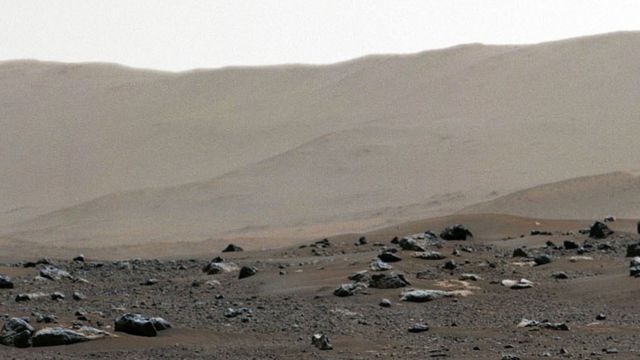 Еще одна фотография из марсианской панорамы, на которой виден гребень кратера Езеро