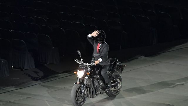 'Tổng thống Indonesia Joko Widodo' xuất hiện trên chiếc xe máy rất phong cách. Ông được một diễn viên đóng thế thể hiện màn này.