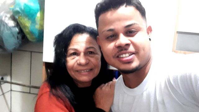Silvana em selfie ao lado do filho