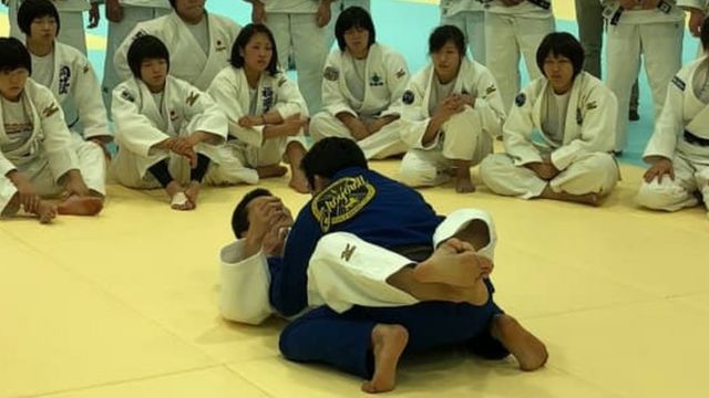 Pessoas treinando judô e jiu-jitsu