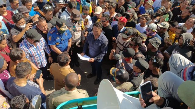 Masyarakat di Labuan Bajo berdemo di depan kantor Bupati Manggarai Barat menolak tarif Rp3,75 juta, Senin (18/07)