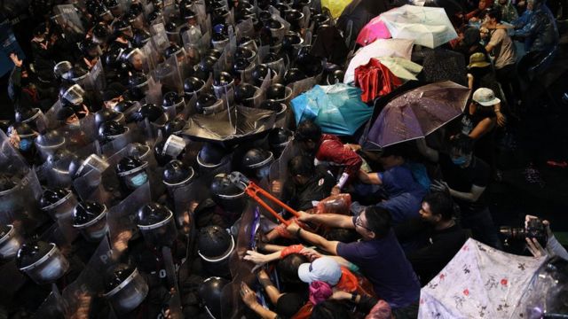 สลายม็อบ 16 ต.ค.