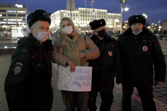 Công an Nga bắt giữ người biểu tình trong một cuộc biểu tình chống chiến tranh không được phép ở trung tâm Kaliningrad.