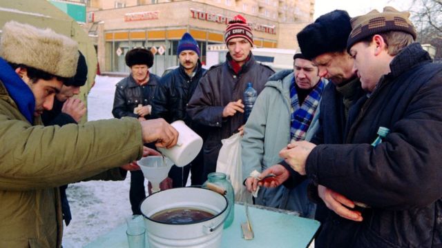 Russos tentam se esquentar em meio ao frio