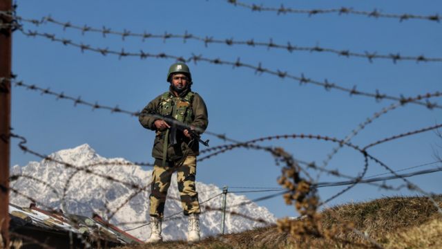 Soldado hace guardia junto a la frontera de Cachemira