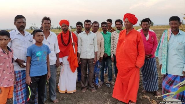 सफ़ेद धोती और रुद्राक्ष माला पहने दीवान शरीफ़
