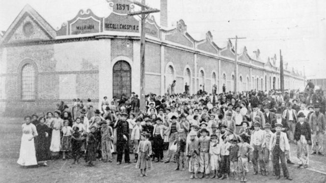 Trabalhadores no Cotonifício Crespi, na Mooca, São Paulo, em 1917