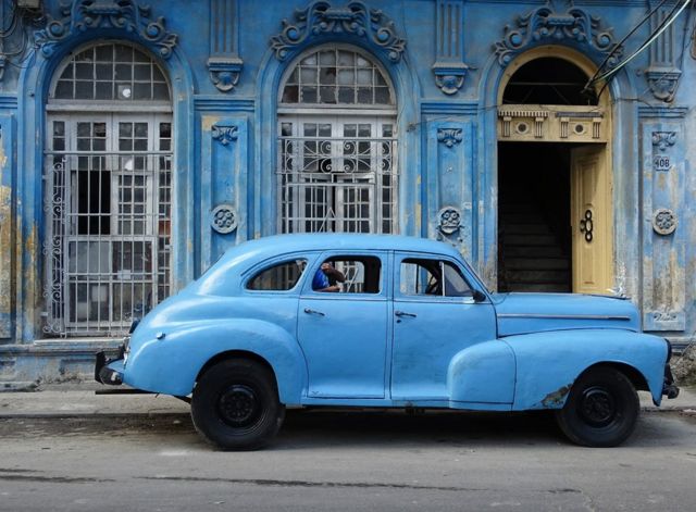 سيارة قديمة زرقاء اللون