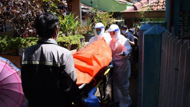 Meninggal Saat Isolasi Mandiri Karena Penuhnya Rumah Sakit Hingga Termakan Hoaks Setelah Orang Tuanya Meninggal Mereka Jadi Percaya Covid Itu Ada Bbc News Indonesia