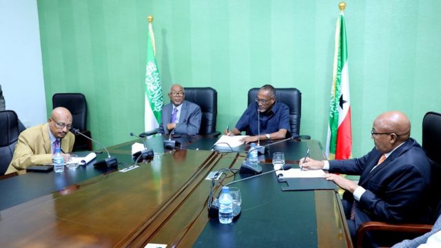Madaxda xisbiyada Somaliland iyo madweyne Muuse Biixi