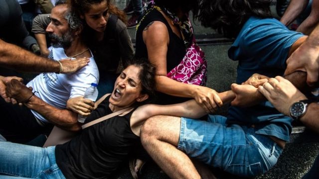 احتجاج "أمهات السبت" الذي تعرض للتفريق من قبل الشرطة التركية برشاشات المياه والغاز المسيل للدموع. اسطنبول 25 أغسطس/آب 2018