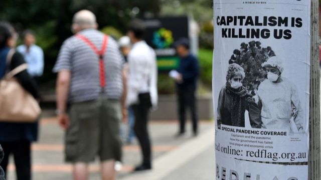 Cartaz dizendo que o capitalismo está nos matando