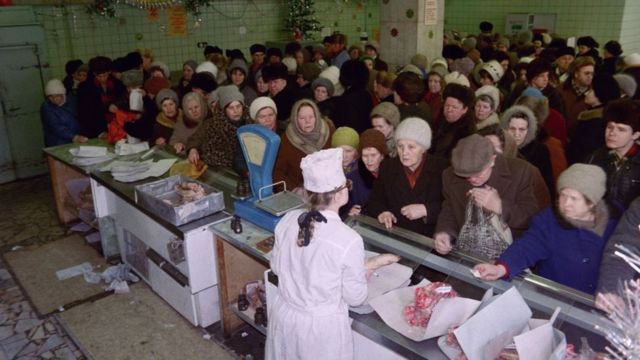 Multidão faz fila em açougue soviético