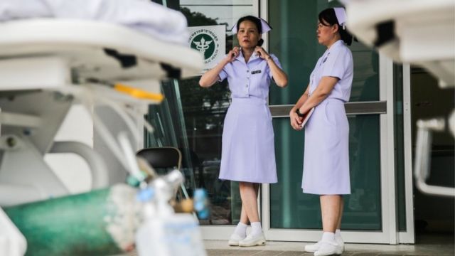 Enfermeras en las afueras del hospital Chiangrai Prachanukroh.